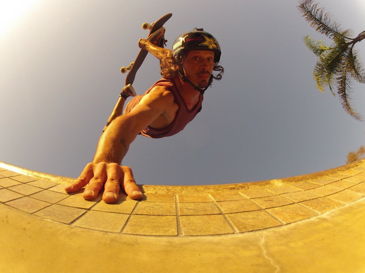 GoPro Rockstar Bucky Lasek beim Skaten in seinem Pool.