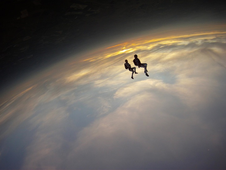 Skydive Foto außerhalb von Zeit und Raum - von Andy Godwin.