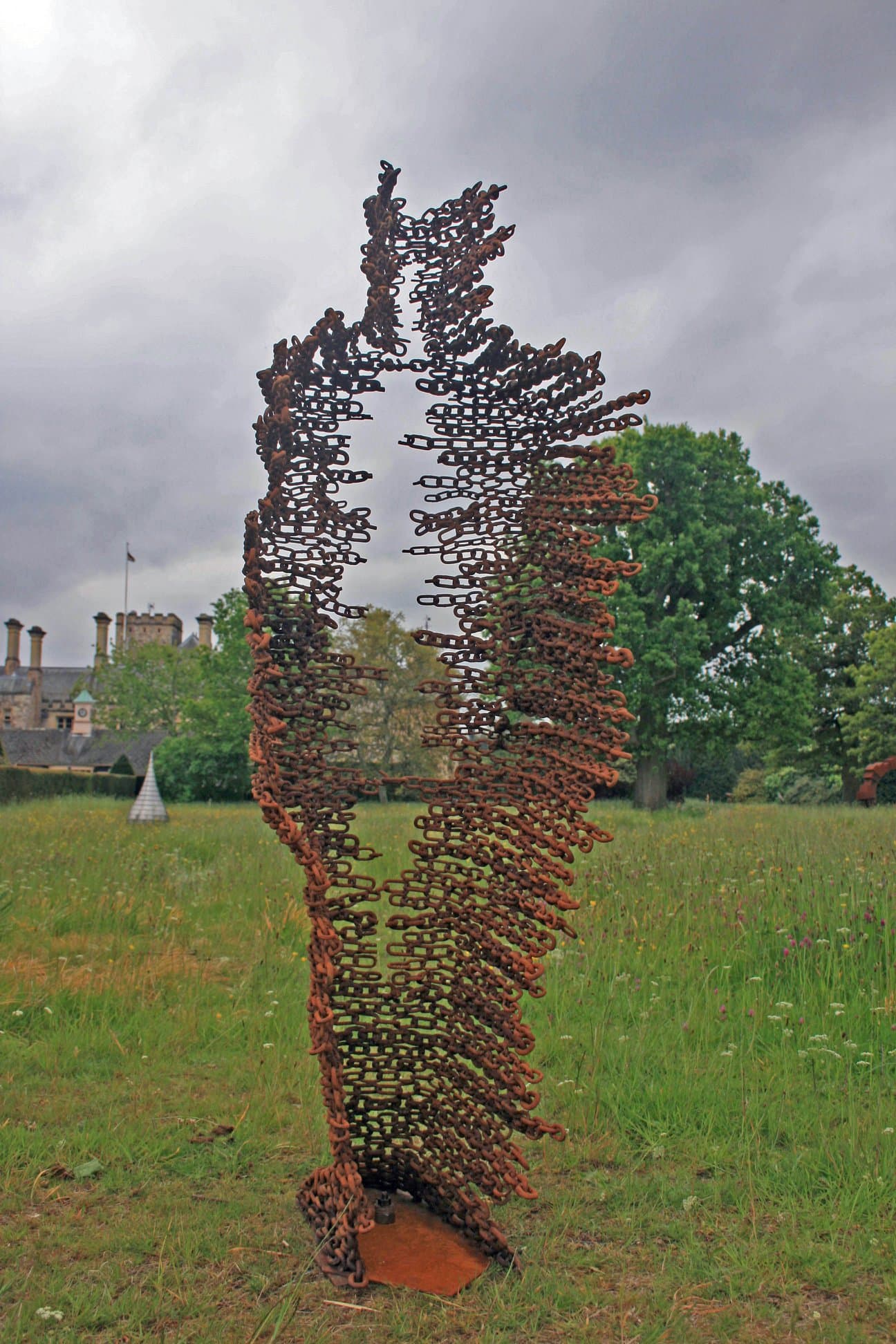 Penny Hardy - Blown Away - Menschliche Skulpturen aus alten Maschinenteilen