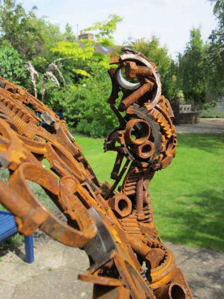 Penny Hardy - Blown Away - Menschliche Skulpturen aus alten Maschinenteilen