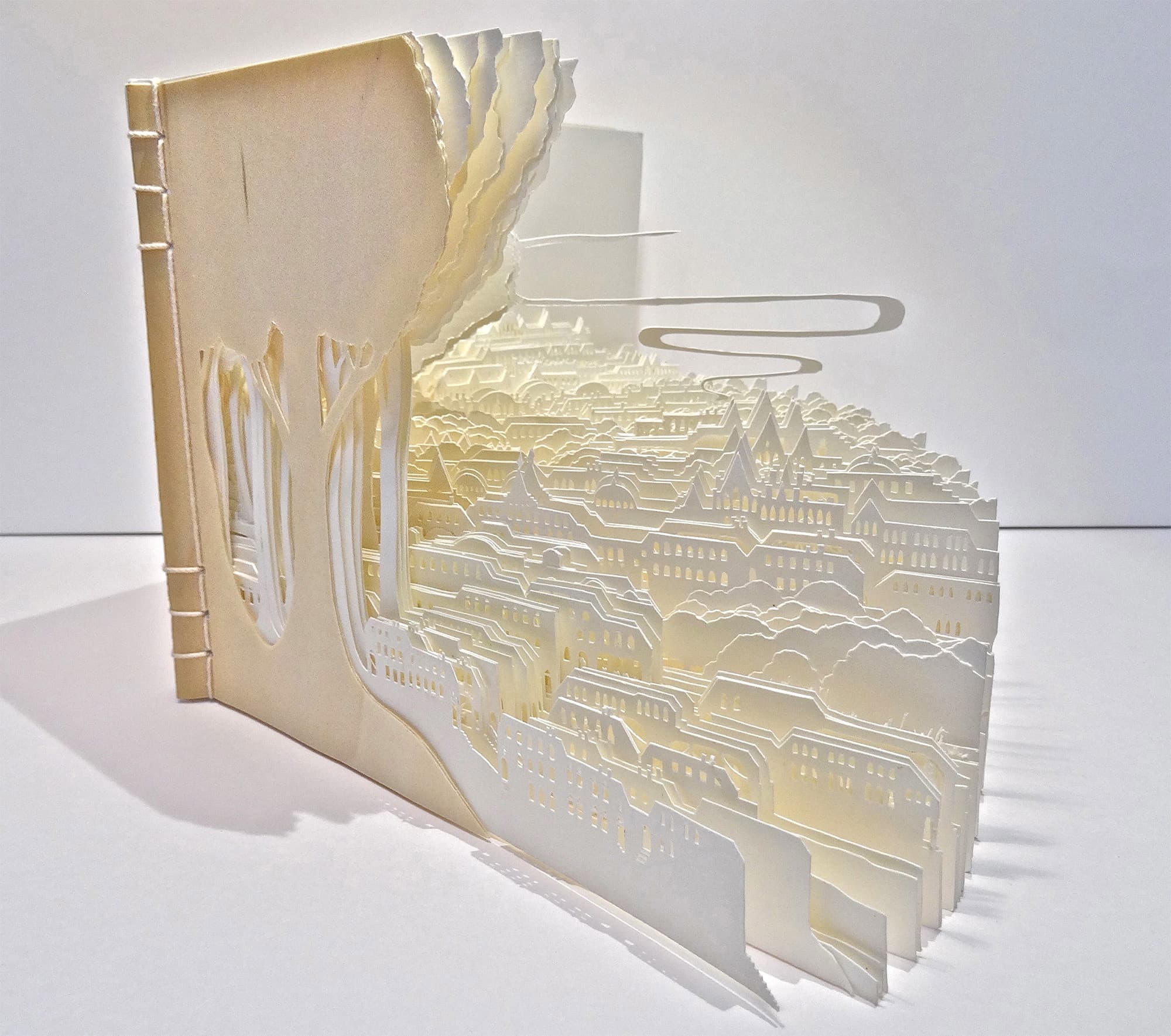 Ayumi Shibata - Komplexe Landschaften aus Papier